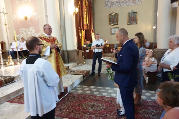 Uroczyste liturgiczne wprowadzenie nowego Ks. Proboszcza Henryka Kowalczyka.